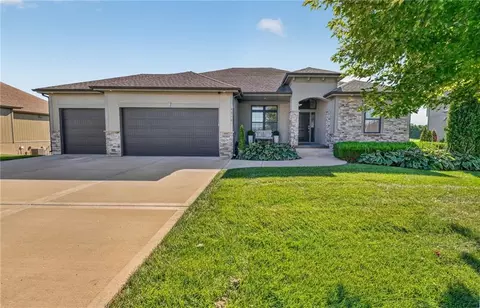 4316 S Stone Canyon Dr, Blue Springs, MO 64015