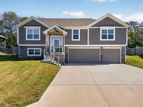 22907 S Ridgeview Dr, Peculiar, MO 64078