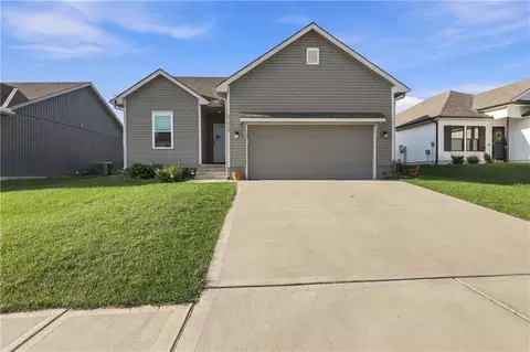 27319 E Sycamore St, Lake Lotawana, MO 64086