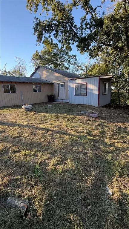 8202 E Shady Tree Ln, Freeman, MO 64746