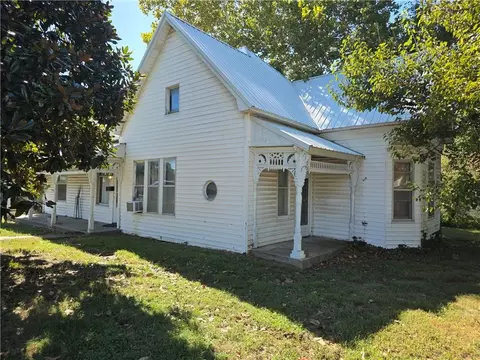 114 W Joe Davis St, El Dorado Springs, MO 64744