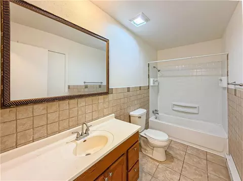 Bath - 2806 Wesley Ct, Sedalia, MO 65301 photo 1 of 1