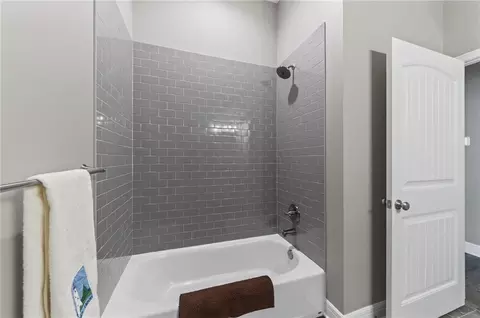 Bath - 1925 Carter Ct, Liberty, MO 64068 photo 1 of 5