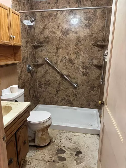 Bath - 11231 E 14th St, Independence, MO 64052 photo 1 of 1
