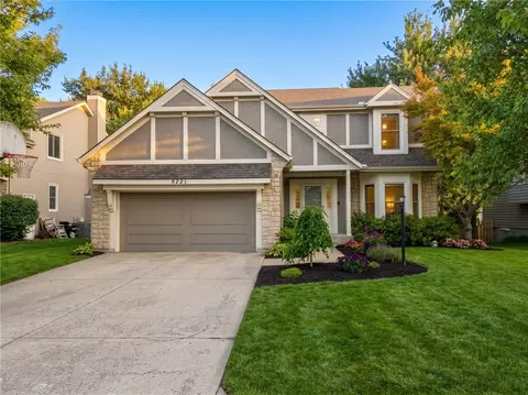 8221 W 152nd Ter, Overland Park, KS 66223