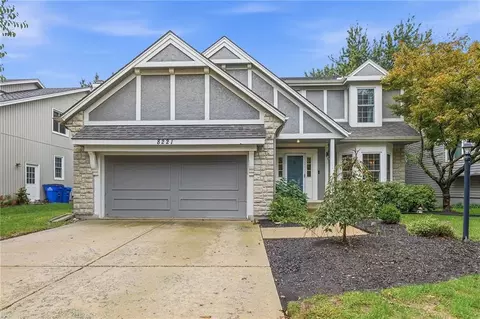 8221 W 152nd Ter, Overland Park, KS 66223