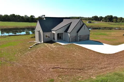 16055 Eisenhower Rd, Leavenworth, KS 66048