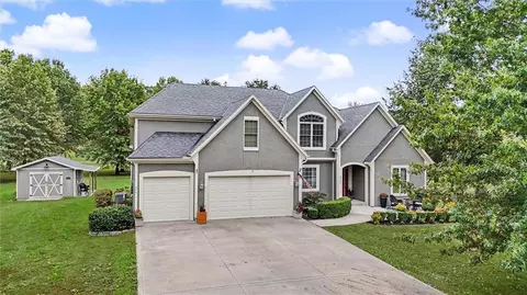 8755 Lynne Rd, De Soto, KS 66018