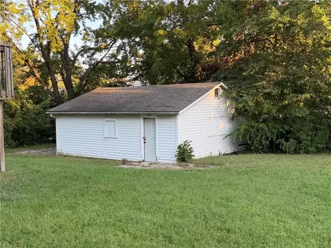 Exterior - 1700 W Walnut St, Independence, MO 64050 photo 3 of 5