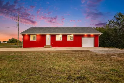 62 Wilderness Trl, Linn Valley, KS 66040