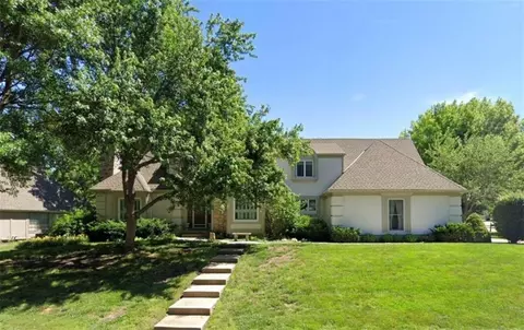 14701 S Village Dr, Olathe, KS 66062