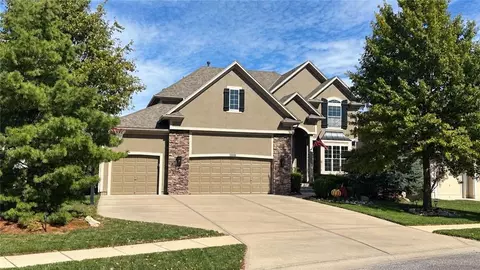 11018 W 163rd Ter, Overland Park, KS 66221