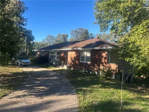 302 NE Northcrest Dr, Kansas City, MO 64116