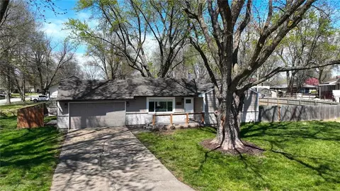 1604 Ridgeway Dr, Greenwood, MO 64034