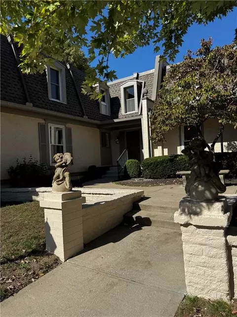 6728 W 109th St #B, Overland Park, KS 66211