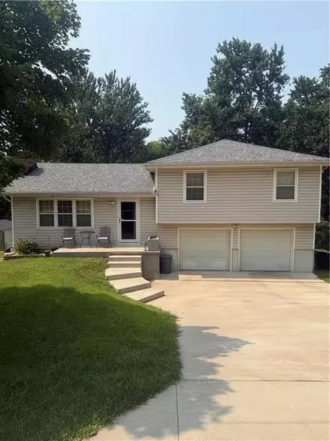 8024 NW Cadwallader St, Kansas City, MO 64152