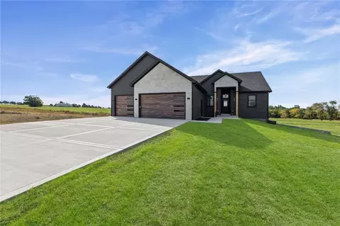 1108 Trail View Ct, Baldwin City, KS 66006