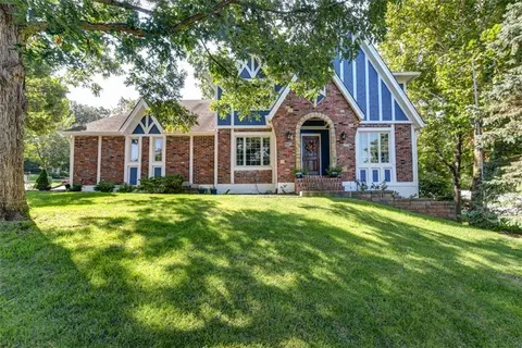 719 White Oak Ln, Kansas City, MO 64116