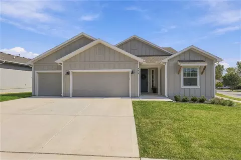 8015 N Sycamore Ave, Kansas City, MO 64158