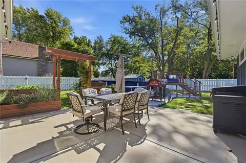 Exterior - 201 SE Westwind Dr, Lees Summit, MO 64063 photo 3 of 10