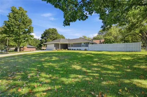 Exterior - 201 SE Westwind Dr, Lees Summit, MO 64063 photo 2 of 10