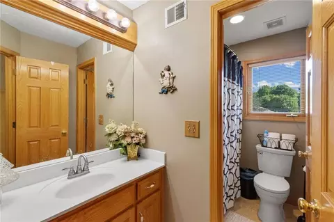 Bath - 15733 Pine Cir, Basehor, KS 66007 photo 3 of 4