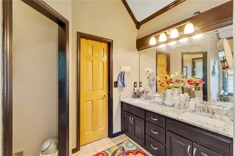 Bath - 15733 Pine Cir, Basehor, KS 66007 photo 1 of 4