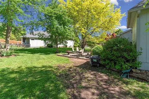 Exterior - 15733 Pine Cir, Basehor, KS 66007 photo 4 of 6