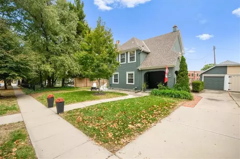 407 Greenway Ter, Kansas City, MO 64113