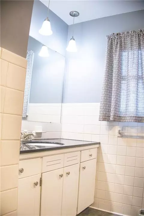 Bath - 901 N Maple St, Stanberry, MO 64489 photo 2 of 4