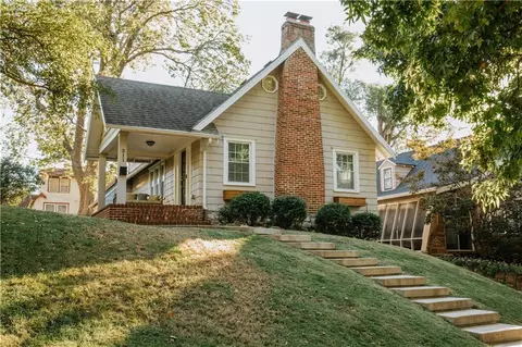 311 E Dartmouth Rd, Kansas City, MO 64113
