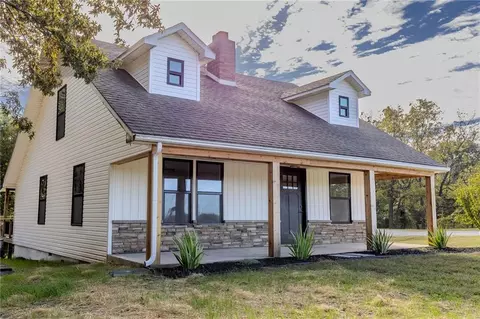 Exterior - 940 NE 981 Rd, Windsor, MO 65360 photo 6 of 31