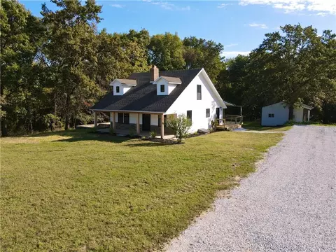 Exterior - 940 NE 981 Rd, Windsor, MO 65360 photo 29 of 31