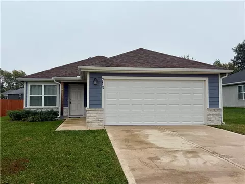 713 Hidden Meadows Dr, Paola, KS 66071