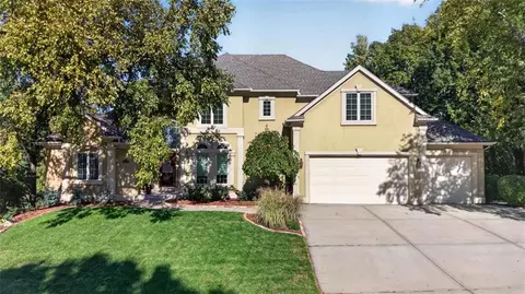 6119 S National Dr, Parkville, MO 64152