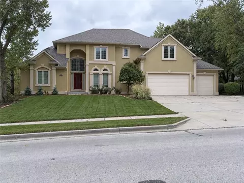 6119 S National Dr, Parkville, MO 64152