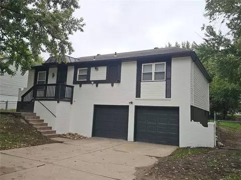 816 Oxford Dr, Blue Springs, MO 64015