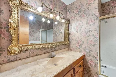 Bath - 5905 E 210th St, Belton, MO 64012 photo 2 of 6