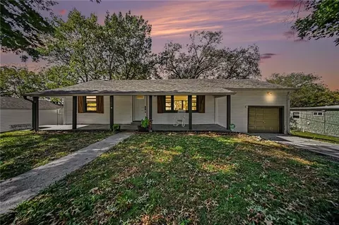 7844 Smalley Ave, Kansas City, MO 64138