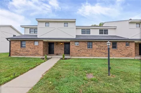 1104 Jeff Cir, Paola, KS 66071