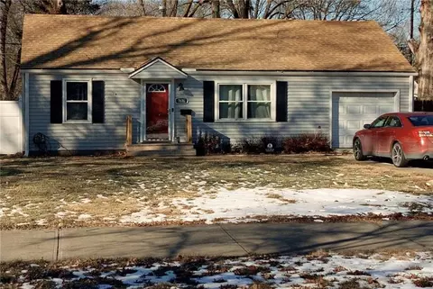 7616 Santa Fe Dr, Overland Park, KS 66204