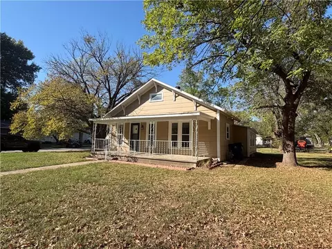 Exterior - 301 E 6th St, Caney, KS 67333 photo 4 of 4