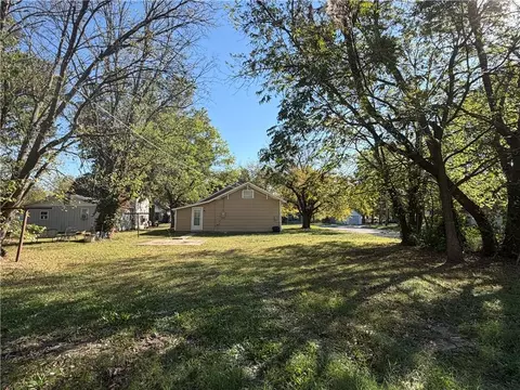 Exterior - 301 E 6th St, Caney, KS 67333 photo 2 of 4