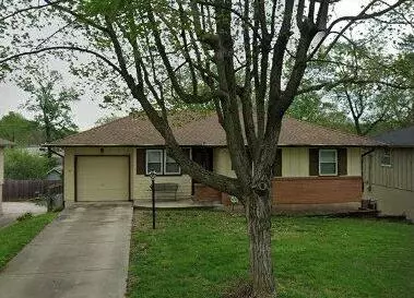 8207 Kenwood Ave, Kansas City, MO 64131