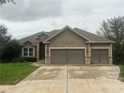 15096 NW 66th St, Parkville, MO 64152