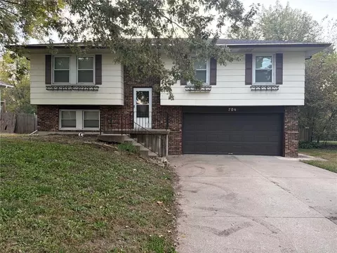 704 N 20th St, Leavenworth, KS 66048
