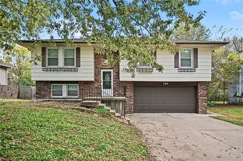 704 N 20th St, Leavenworth, KS 66048