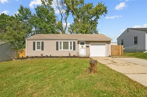 2404 NE 60th St, Gladstone, MO 64118