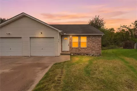 21214 NW 27th St Ct, Blue Springs, MO 64015