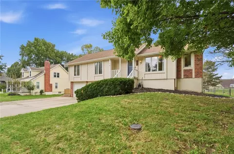 Exterior - 702 Raven St, Raymore, MO 64083 photo 3 of 10